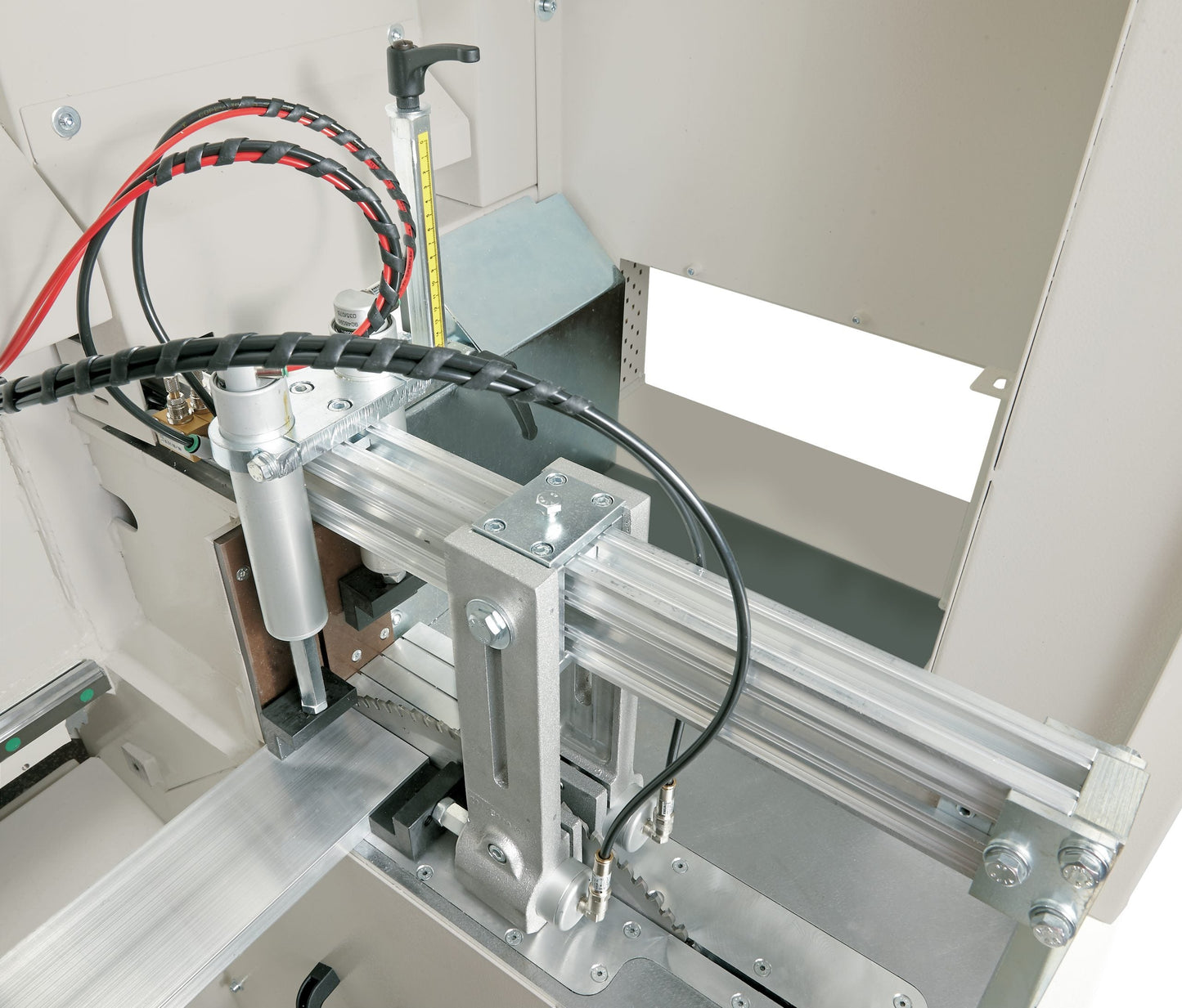 The feeding and blade system of the Autocut machine, showing brushless motor integration for high-speed and accurate cutting.
