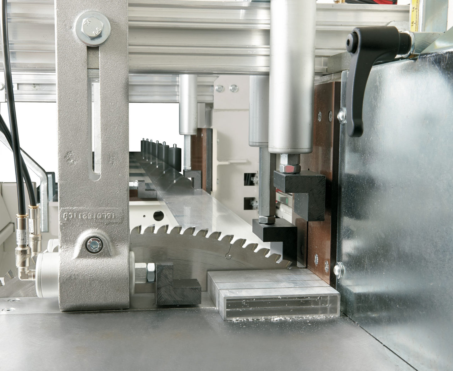 Close-up of the Venturi lubrication system in the Autocut cutting machine, ensuring blade longevity and cutting quality.