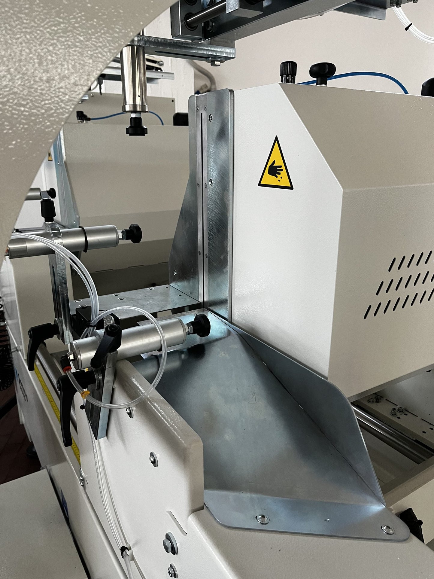 Pneumatic clamp system on the Basic double head miter saw ensuring secure aluminum and PVC profile cutting with precision.