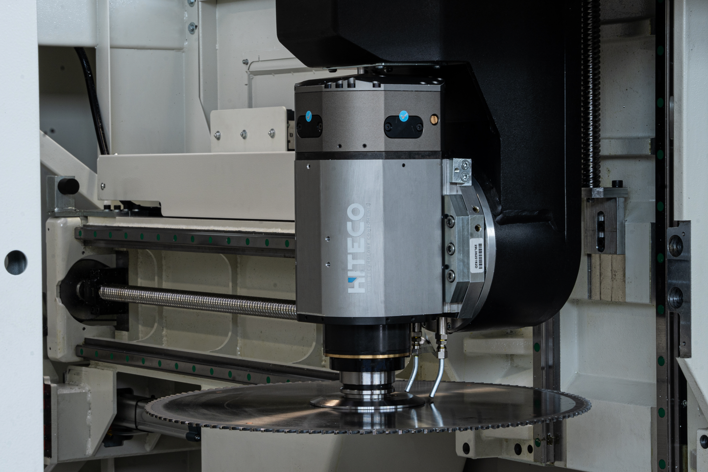 Detailed view of the Bolero 4’s electrospindle equipped with a high-precision blade, optimized for cutting and machining aluminum profiles and other materials with accuracy and efficiency.