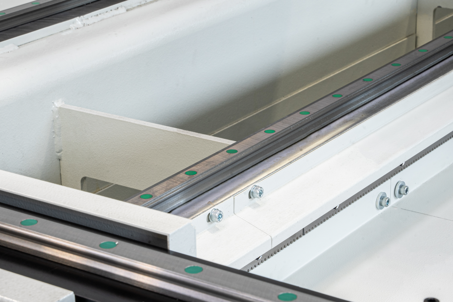 Close-up of the Bolero 5’s precision linear motor rail, enabling smooth and accurate axis movement for high-speed machining and enhanced operational efficiency.