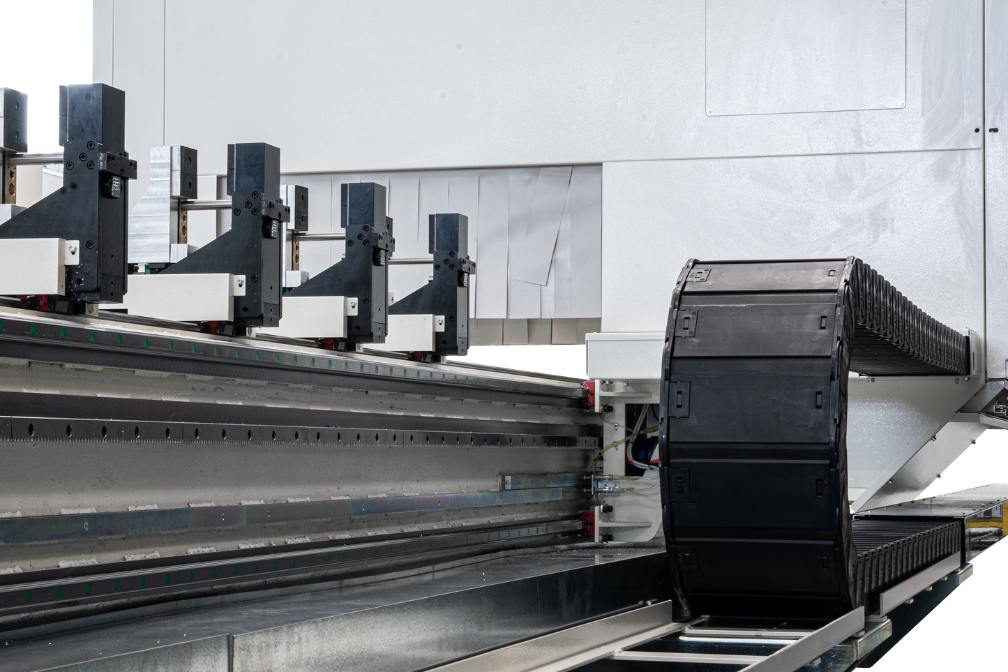 Wide-angle view of the Bolero 5’s motorized clamp system and cable management chain, ensuring precise material handling and smooth operation of the machining center.