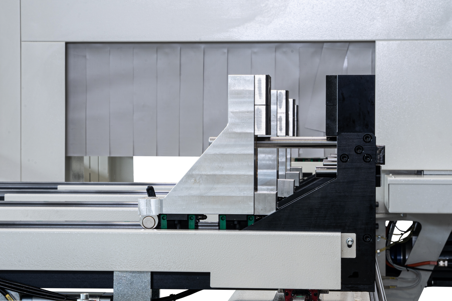 Side view of the Bolero 5’s motorized clamp system, offering precise and automated alignment for secure handling of aluminum profiles during machining operations.