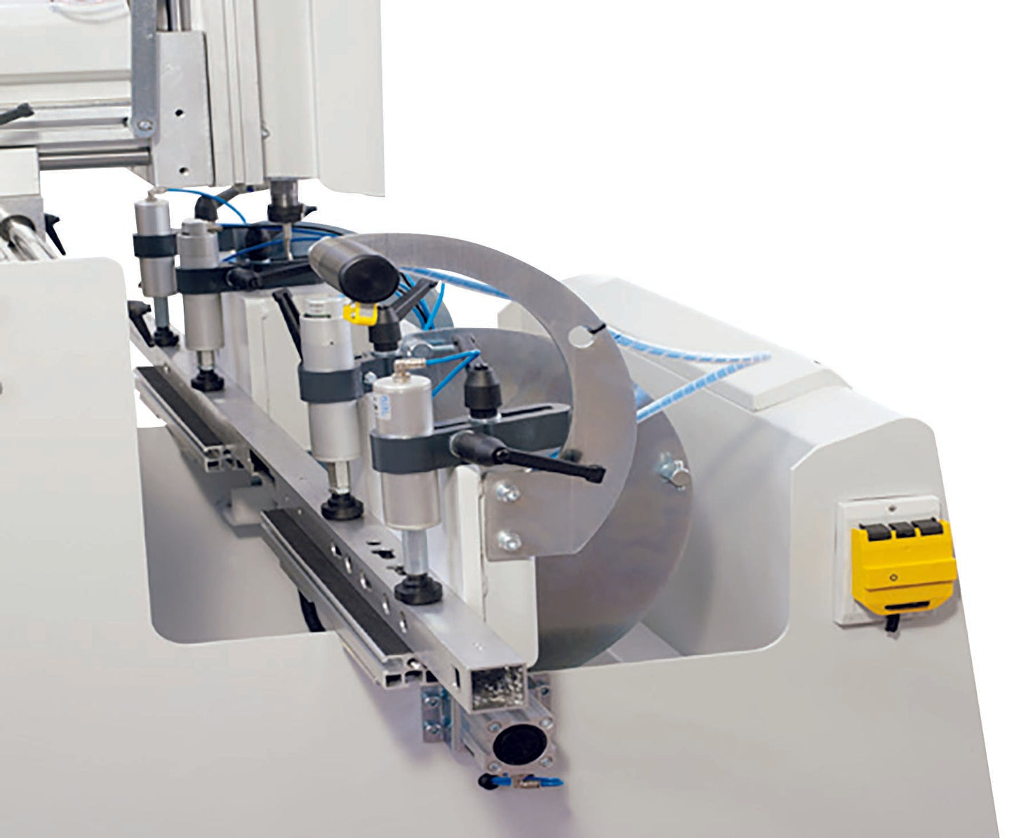 Side view of the Flex Copy Router’s cutting area with precision clamps and cutting tools for aluminum and PVC profile processing.