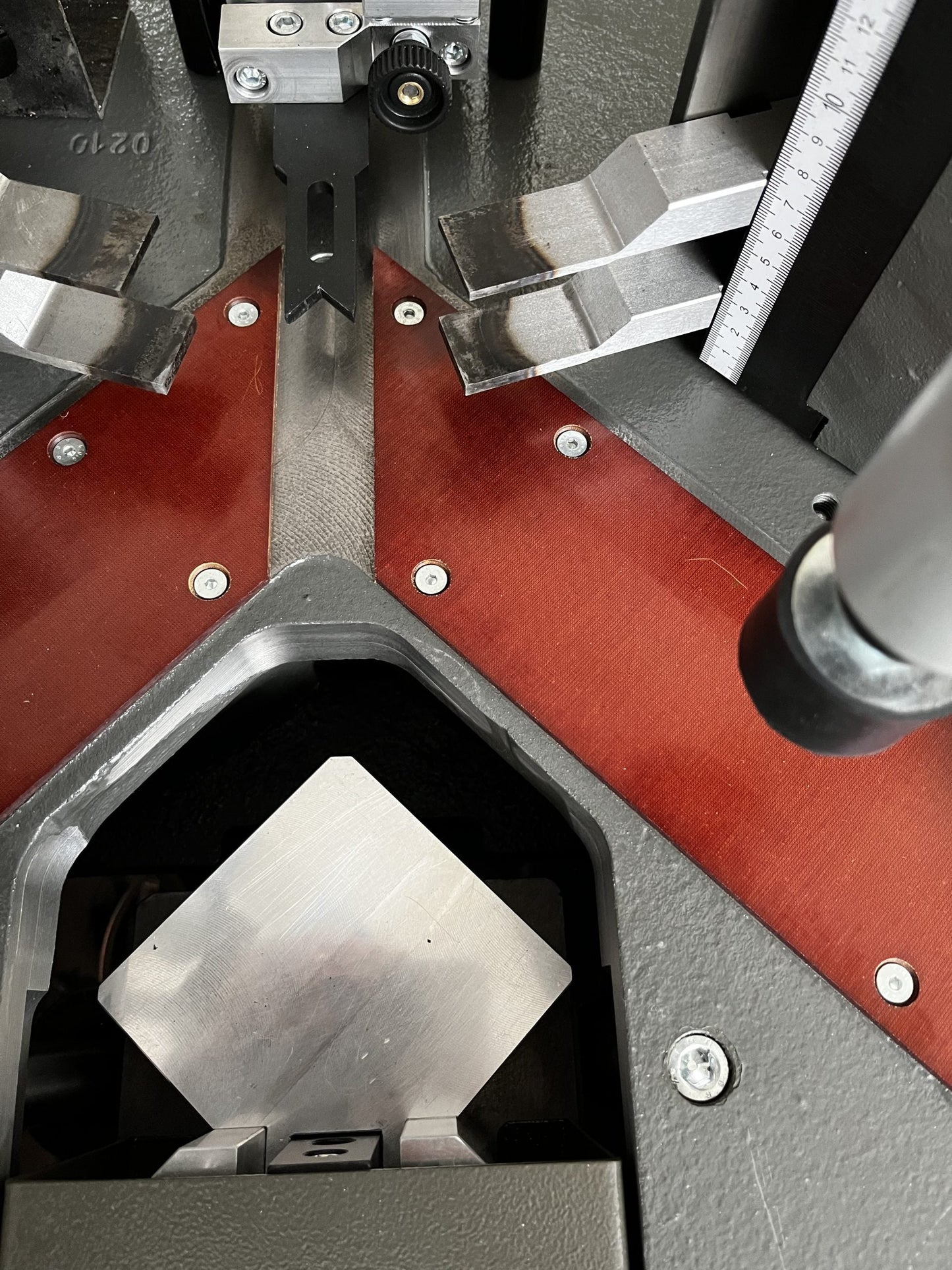 Detailed view of the Vectra hydraulic crimping system, highlighting the pneumatic clamps and millimeter-scaled adjustments for accuracy.