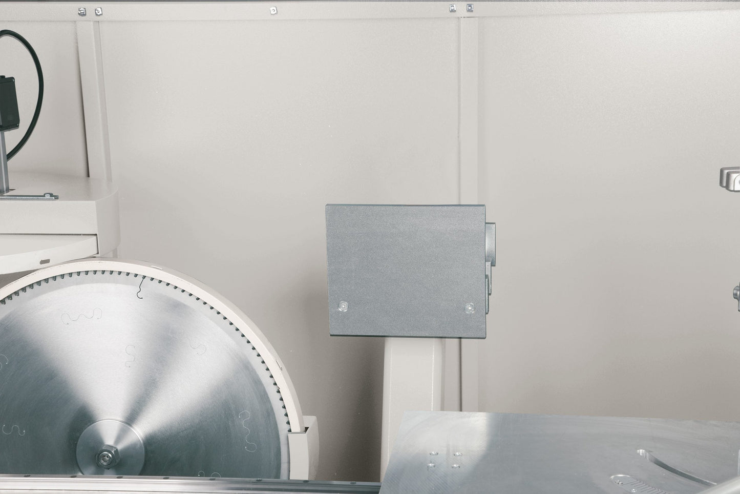 Orthogonal movement of dual cutting blades inside the Magma End-Milling Machine for versatile trimming and milling.