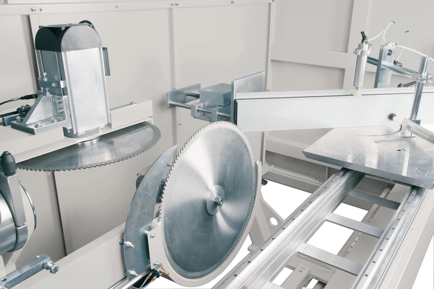 Profile clamping system of the Magma End-Milling Machine, ensuring secure handling during processing.