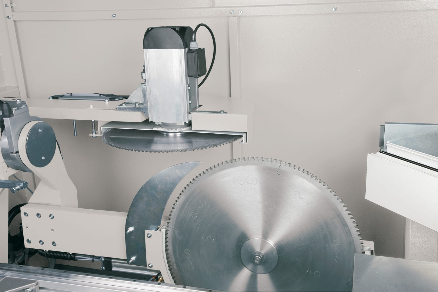 Venturi lubrication system inside the Magma End-Milling Machine, optimizing blade performance and longevity.