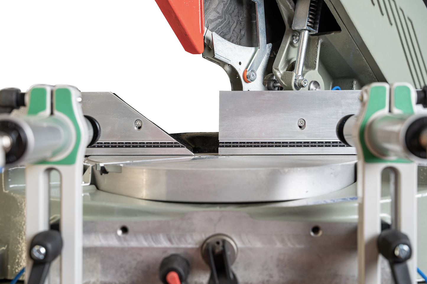 Close-up of the MOST single-head cutting-off machine’s cutting area with horizontal pneumatic clamps and a precise blade setup for aluminum profiles.