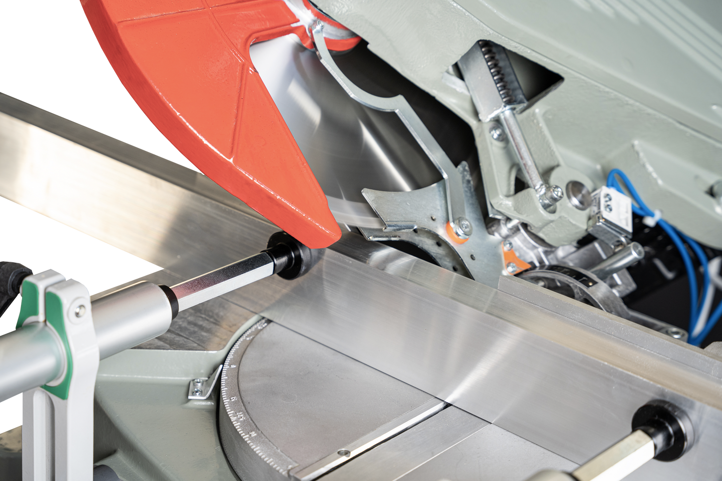 Detailed view of the MOST single-head cutting-off machine’s Ø 400 mm blade in action, showcasing precise cutting of aluminum profiles with safety guard