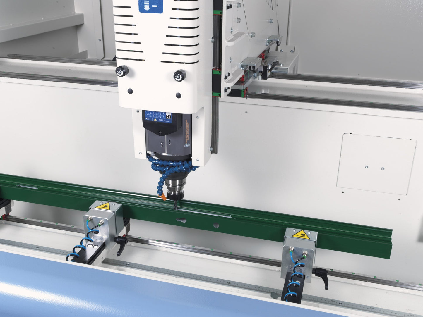 Detailed view of the Rumba CNC machining center's electrospindle and pneumatic clamping system, ensuring precise positioning for aluminum and PVC profiles.