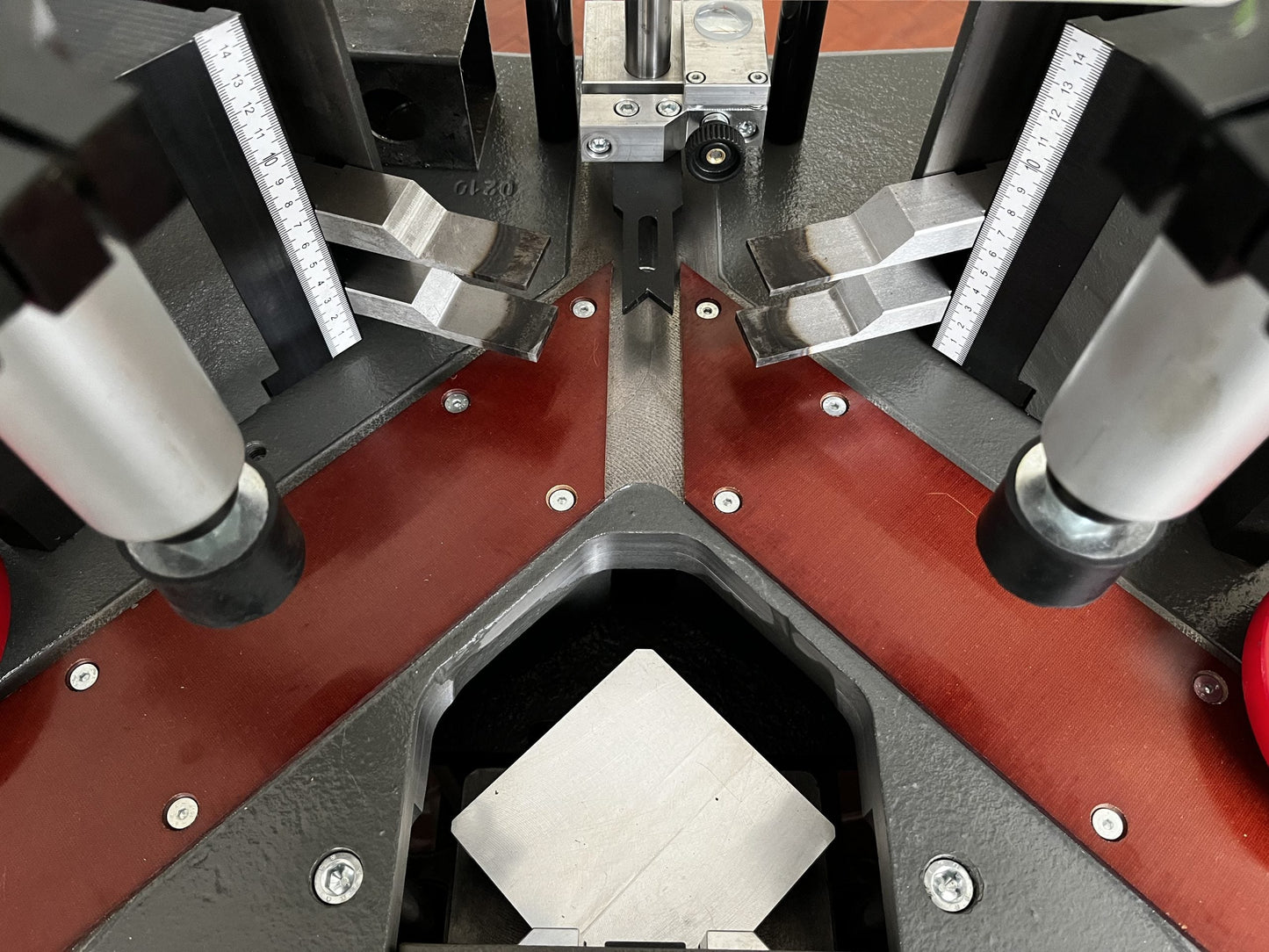 Close-up of the crimping tools and rulers on the Vectra hydraulic crimping machine, showcasing precision alignment for aluminum profiles.