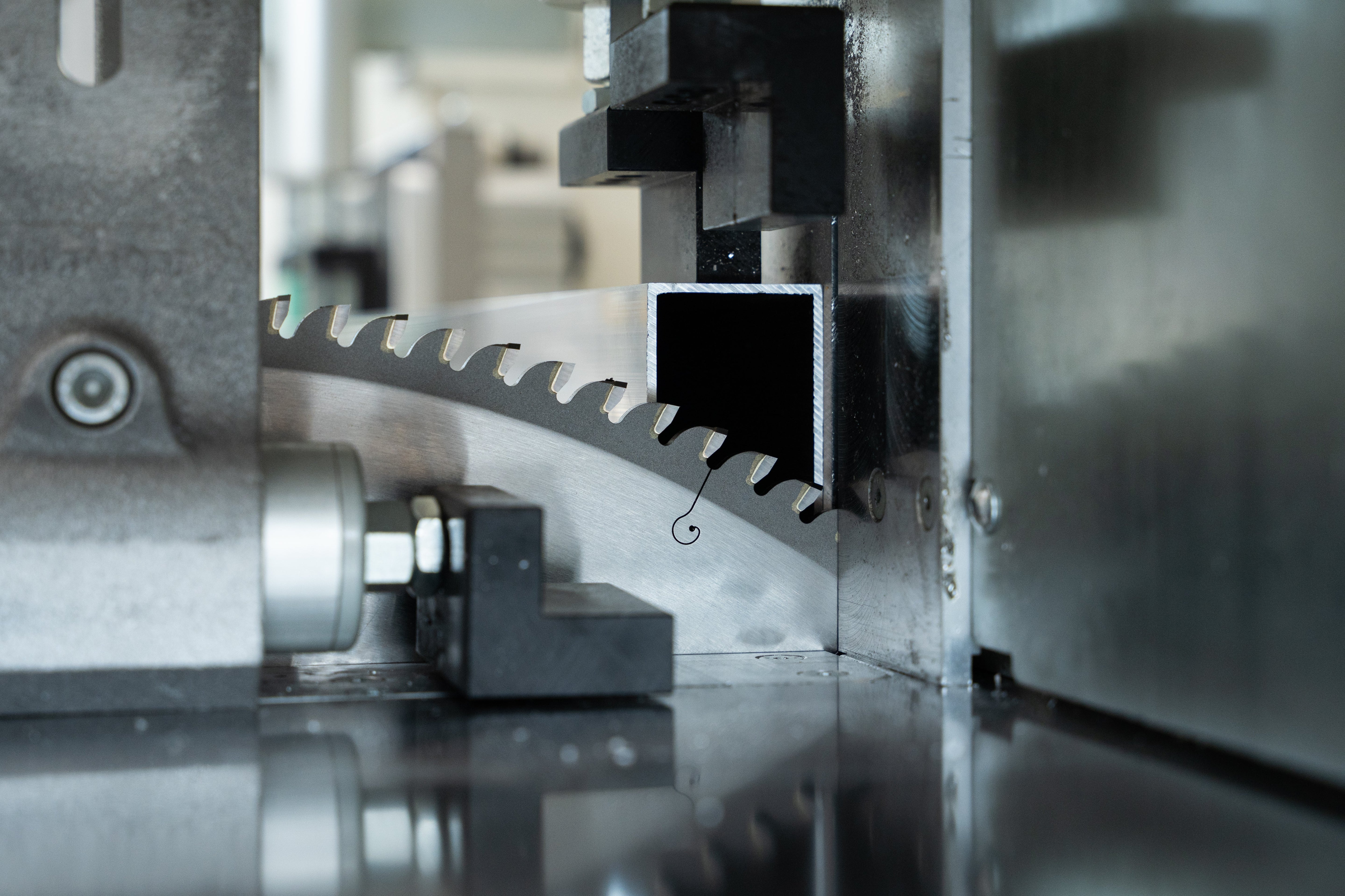 how to cut aluminium