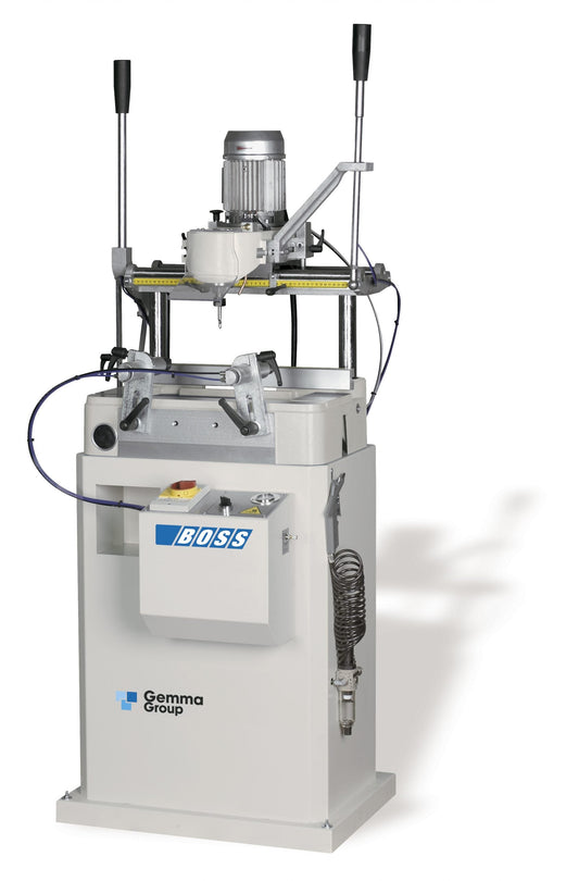 Front view of the Boss Copy Router machine for precise aluminum and PVC profile milling. Features spindle, cutting area, and control panel.